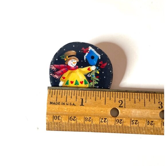 Vintage Hand Painted Snowman & Birdhouse Round Wooden Pin Brooch 1.5" Christmas - Picture 3 of 4